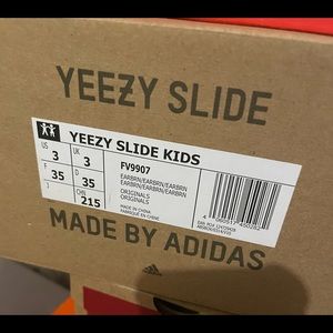 Kids Yeezy slides size 3